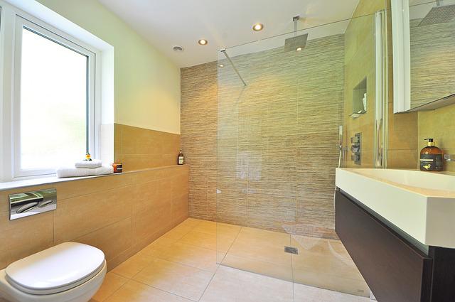 ¿Hace tiempo que te planteas renovar tu baño? ¿en tu casa hay bañera y tienes ganas de quitarla para poner un plato de ducha? Pues claro, la mejor solución es el plato de ducha con una mampara de baño