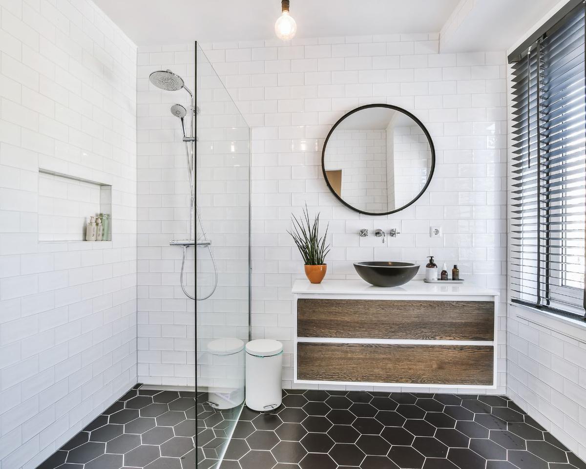 Los espejos de baño redondos dinamizan y aportan un aire vintage.