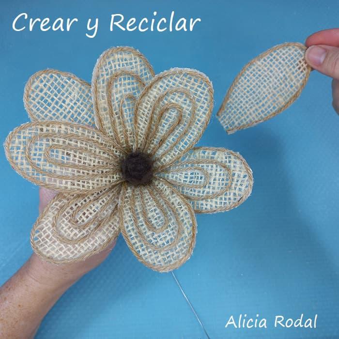 Cómo hacer una hermosa decoración para nuestra casa, para vender o regalar. Después de ver este tutorial te darás cuenta que nunca había sido tan fácil decorar nuestra casa como ahora, con estas sencillas y hermosas ideas de manualidades decorativas. DIY