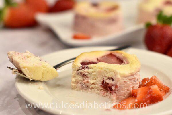 Mini cheesecakes saludables de fresa y frambuesa