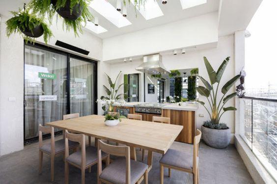 Área de comedor conectado a una terraza exterior