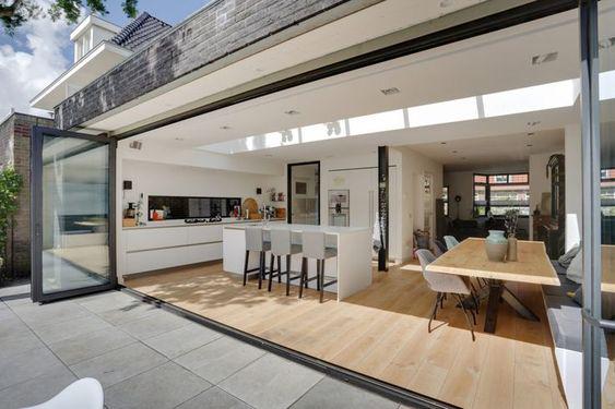 Área de comedor conectado a una terraza exterior