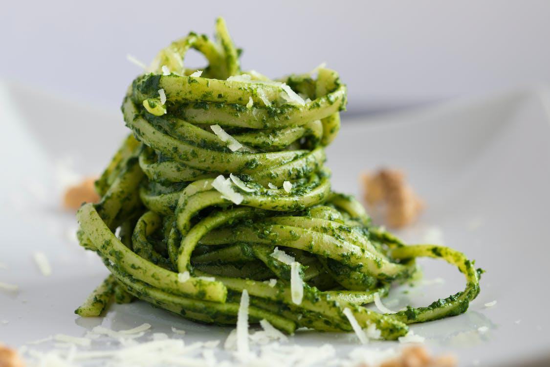Pasta con pesto de rucula y nueces
