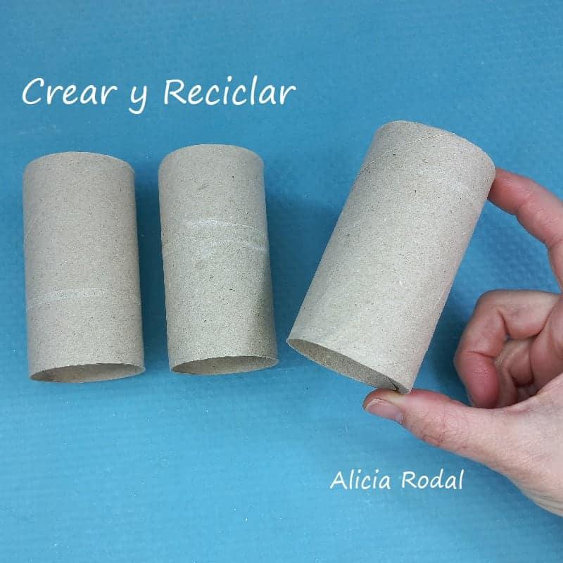 En este tutorial te muestro una idea fácil y super linda que puedes hacer con rollos de cartón del papel higiénico o de cocina y retazos de telas.