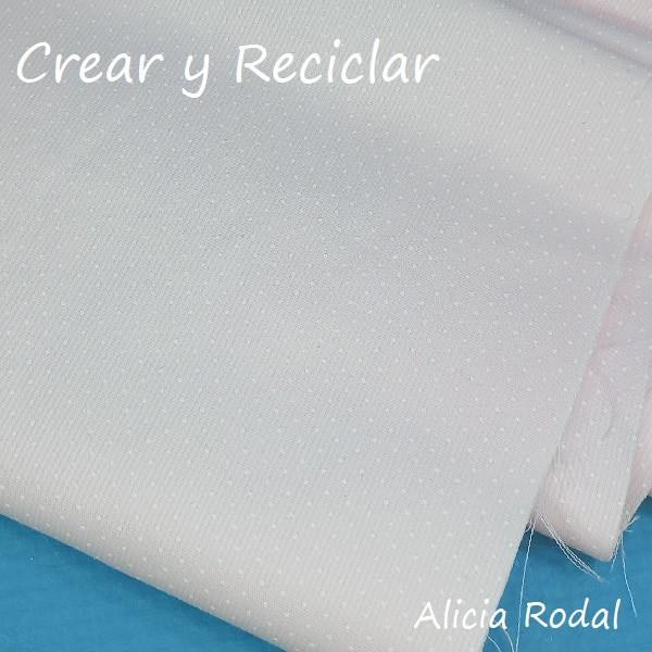 En este tutorial te muestro una idea fácil y super linda que puedes hacer con rollos de cartón del papel higiénico o de cocina y retazos de telas.