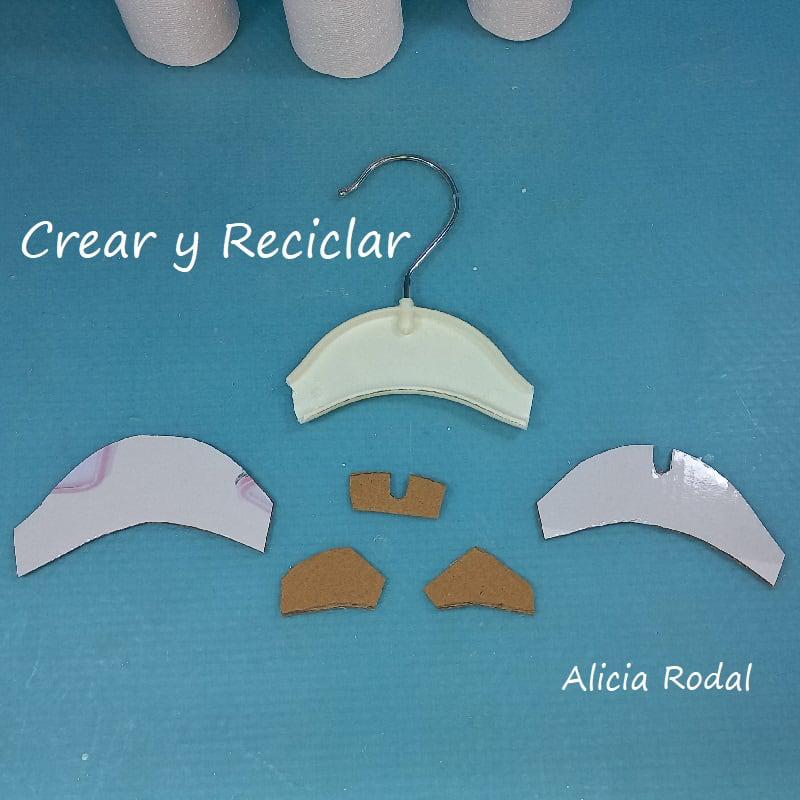 En este tutorial te muestro una idea fácil y super linda que puedes hacer con rollos de cartón del papel higiénico o de cocina y retazos de telas.