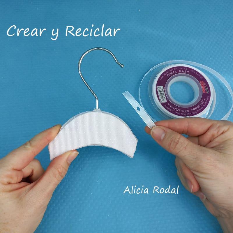 En este tutorial te muestro una idea fácil y super linda que puedes hacer con rollos de cartón del papel higiénico o de cocina y retazos de telas.