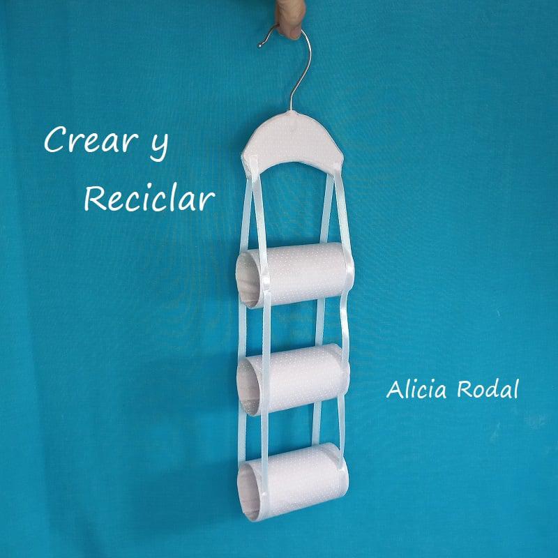 En este tutorial te muestro una idea fácil y super linda que puedes hacer con rollos de cartón del papel higiénico o de cocina y retazos de telas.