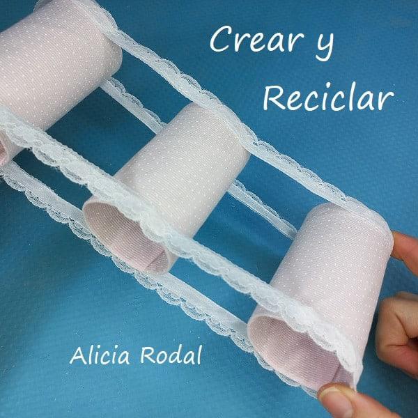 En este tutorial te muestro una idea fácil y super linda que puedes hacer con rollos de cartón del papel higiénico o de cocina y retazos de telas.