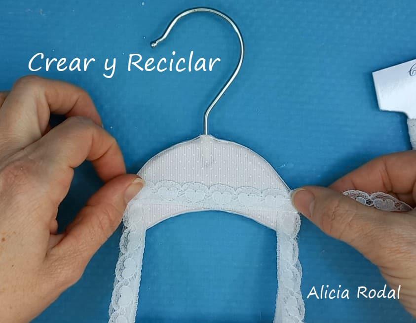 En este tutorial te muestro una idea fácil y super linda que puedes hacer con rollos de cartón del papel higiénico o de cocina y retazos de telas.