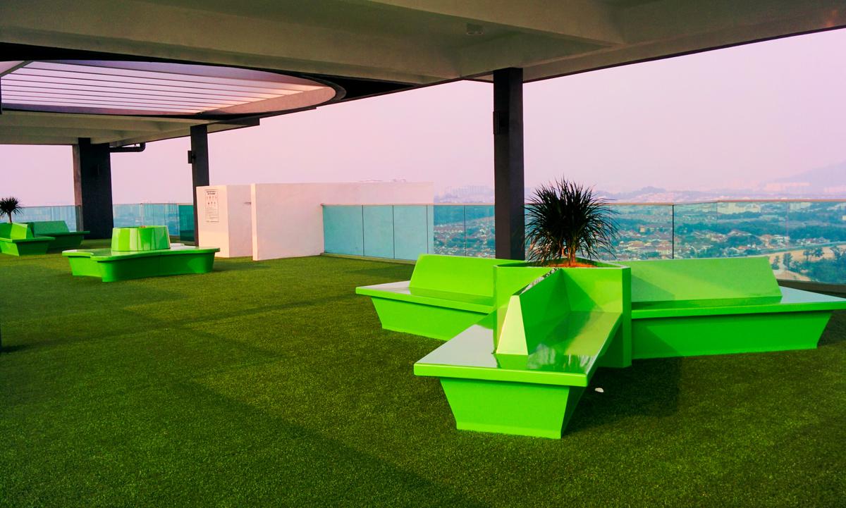 Terraza con césped artificial