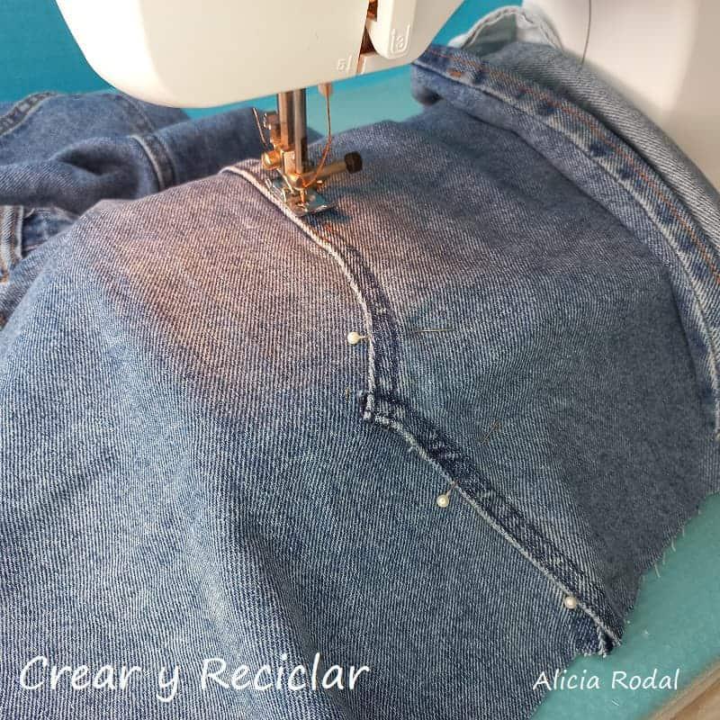 En este tutorial les enseño como aprovechar un pantalón vaquero que estaba roto, para transformarlo en un delantal o mandil, súper práctico y útil. Además, se hace en menos de 5 minutos.