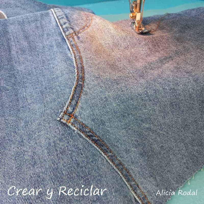 En este tutorial les enseño como aprovechar un pantalón vaquero que estaba roto, para transformarlo en un delantal o mandil, súper práctico y útil. Además, se hace en menos de 5 minutos.
