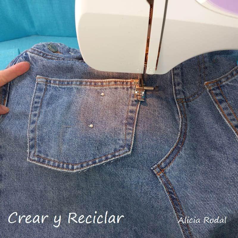 En este tutorial les enseño como aprovechar un pantalón vaquero que estaba roto, para transformarlo en un delantal o mandil, súper práctico y útil. Además, se hace en menos de 5 minutos.