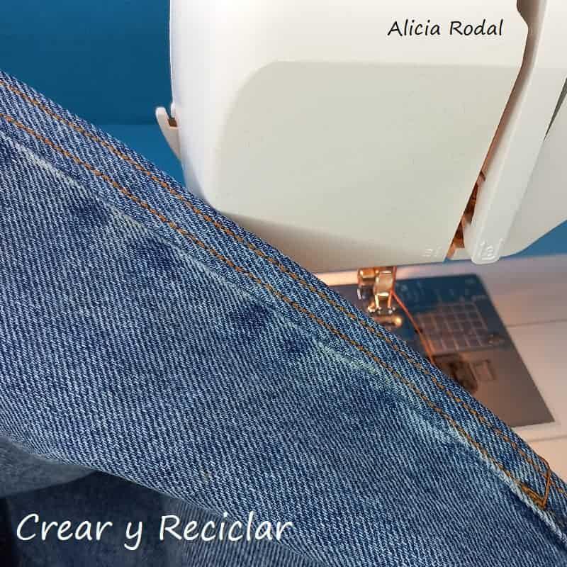En este tutorial les enseño como aprovechar un pantalón vaquero que estaba roto, para transformarlo en un delantal o mandil, súper práctico y útil. Además, se hace en menos de 5 minutos.