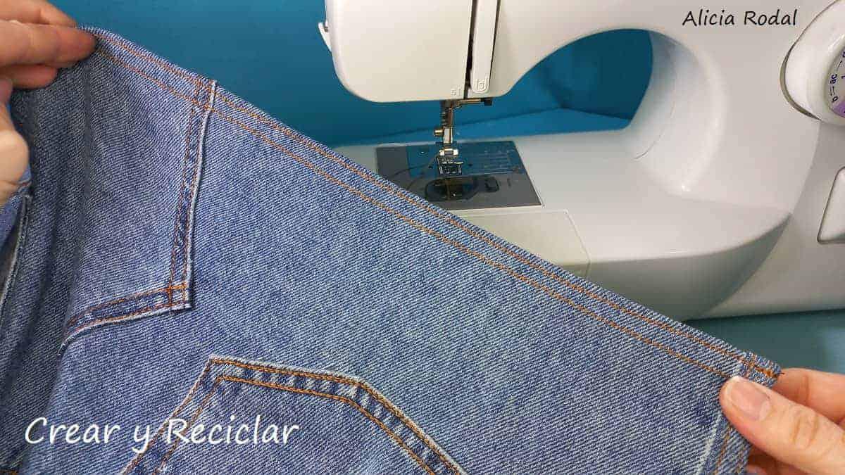En este tutorial les enseño como aprovechar un pantalón vaquero que estaba roto, para transformarlo en un delantal o mandil, súper práctico y útil. Además, se hace en menos de 5 minutos.