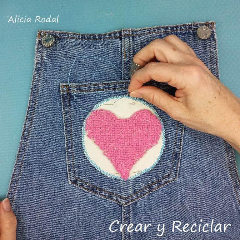 En este tutorial les enseño como aprovechar un pantalón vaquero que estaba roto, para transformarlo en un delantal o mandil, súper práctico y útil. Además, se hace en menos de 5 minutos.