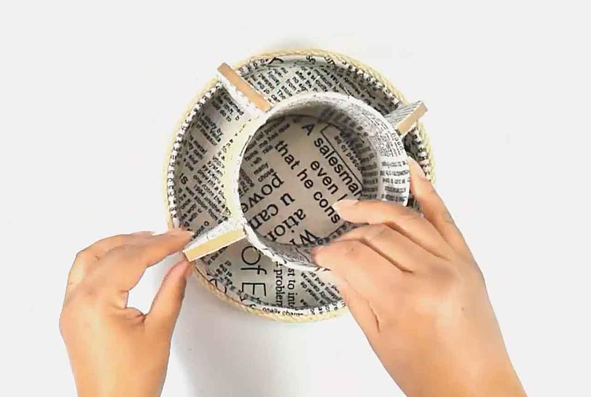 organizador con latas de aluminio