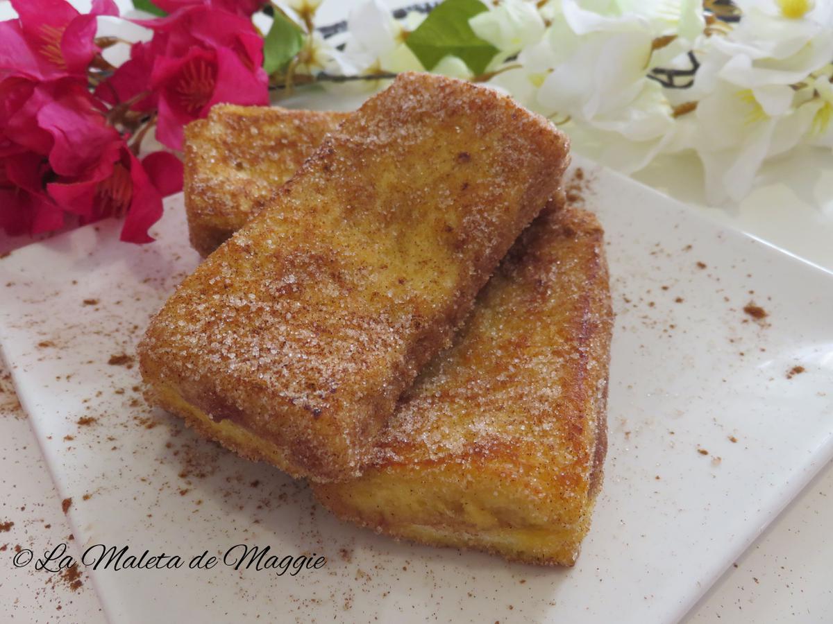 Rollitos de tostadas Francesas rellenas de mermelada de fresa