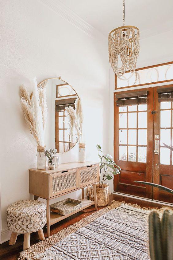 Muebles y textiles en colores cálidos para interiores de moda