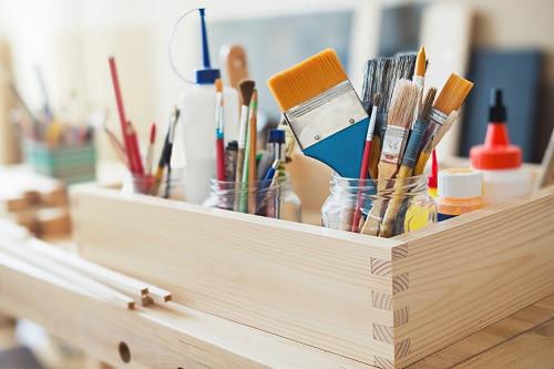 Cuando de hacer manualidades se trata, existe gran cantidad de opciones en cuanto a los materiales y las herramientas, que podemos necesitar. Aunque para mí existen algunos que son indispensables.