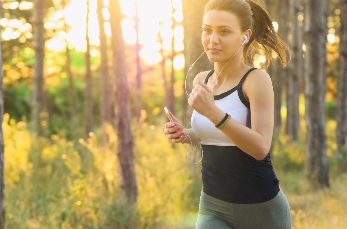 mujer haciendo deporte