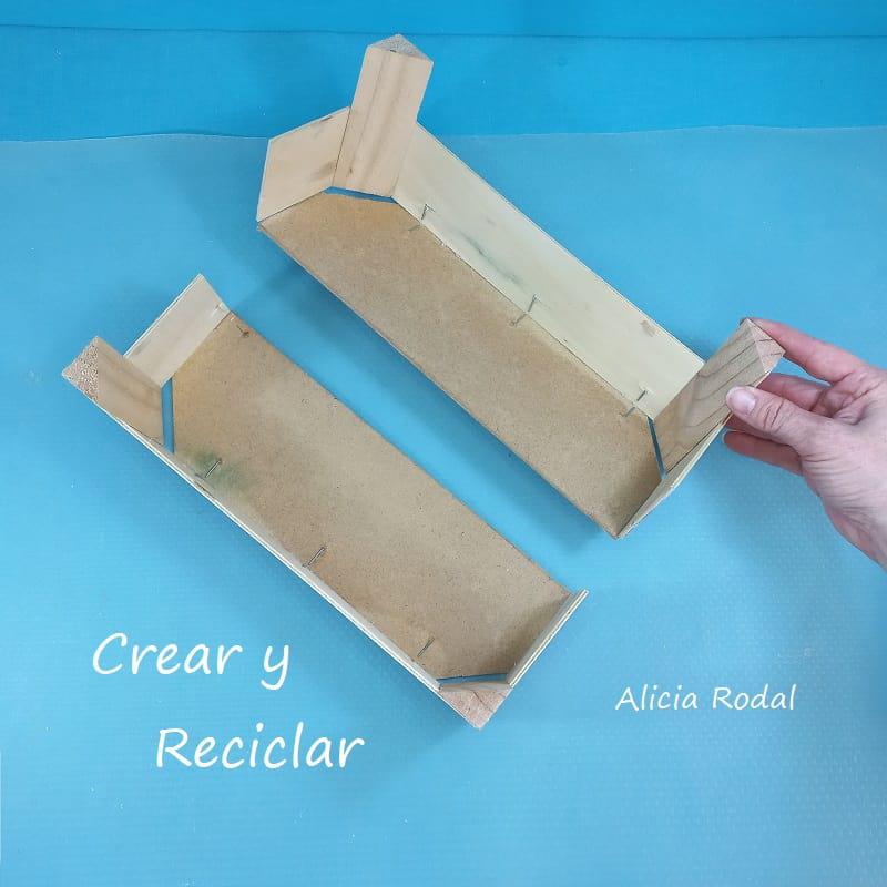 En este tutorial te muestro una idea para reutilizar 1 caja de madera pequeña o huacal, donde suele venir las frutas y verduras del supermercado y fruterías: un mueble organizador para la cocina, el baño o lo que quieras.