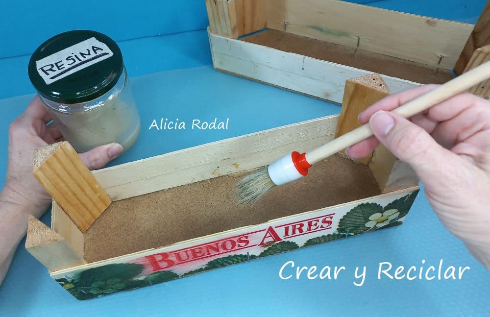 En este tutorial te muestro una idea para reutilizar 1 caja de madera pequeña o huacal, donde suele venir las frutas y verduras del supermercado y fruterías: un mueble organizador para la cocina, el baño o lo que quieras.