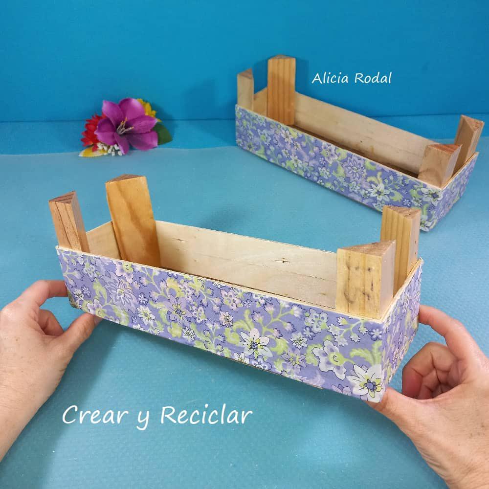 En este tutorial te muestro una idea para reutilizar 1 caja de madera pequeña o huacal, donde suele venir las frutas y verduras del supermercado y fruterías: un mueble organizador para la cocina, el baño o lo que quieras.