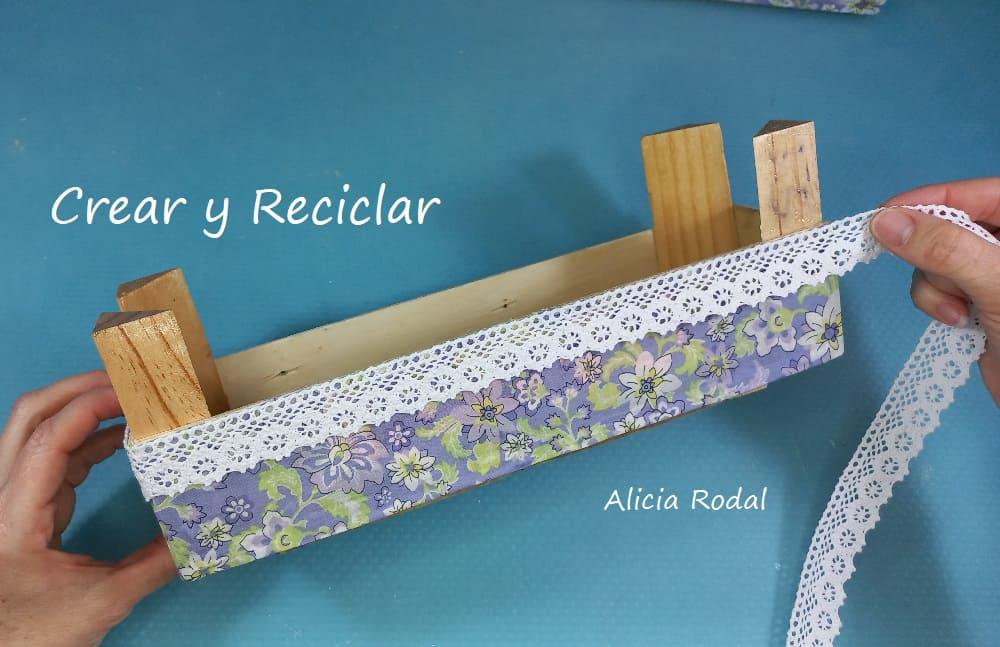 En este tutorial te muestro una idea para reutilizar 1 caja de madera pequeña o huacal, donde suele venir las frutas y verduras del supermercado y fruterías: un mueble organizador para la cocina, el baño o lo que quieras.