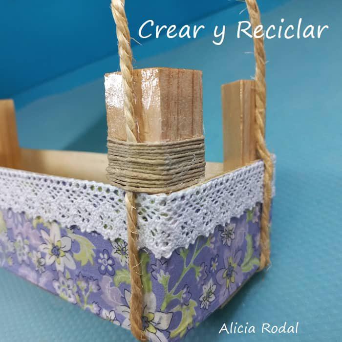 En este tutorial te muestro una idea para reutilizar 1 caja de madera pequeña o huacal, donde suele venir las frutas y verduras del supermercado y fruterías: un mueble organizador para la cocina, el baño o lo que quieras.