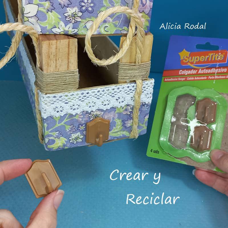 En este tutorial te muestro una idea para reutilizar 1 caja de madera pequeña o huacal, donde suele venir las frutas y verduras del supermercado y fruterías: un mueble organizador para la cocina, el baño o lo que quieras.