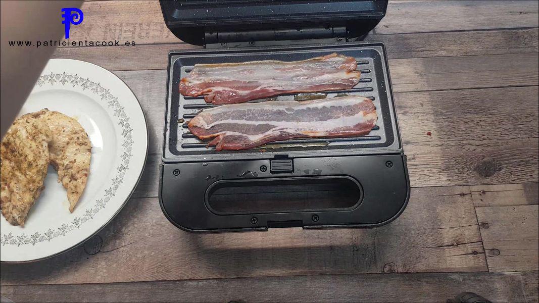 Bocadillo de pollo, bacon y queso sin gluten en sandwichera 3 en 1 de cecotec.