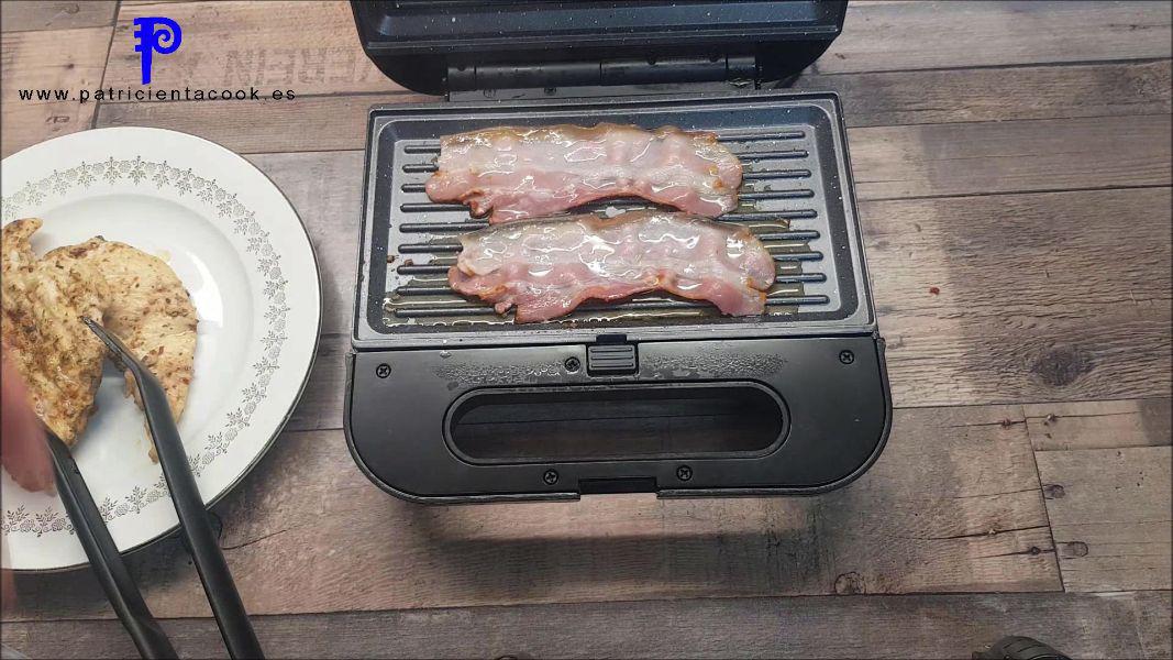 Bocadillo de pollo, bacon y queso sin gluten en sandwichera 3 en 1 de cecotec.