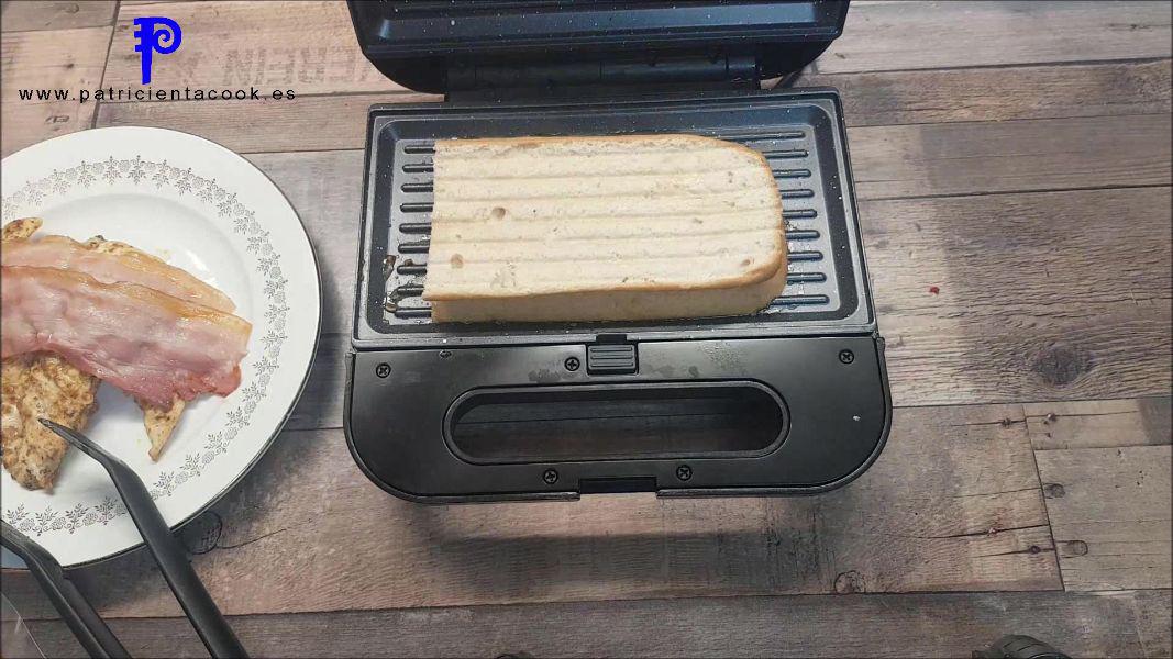Bocadillo de pollo, bacon y queso sin gluten en sandwichera 3 en 1 de cecotec.