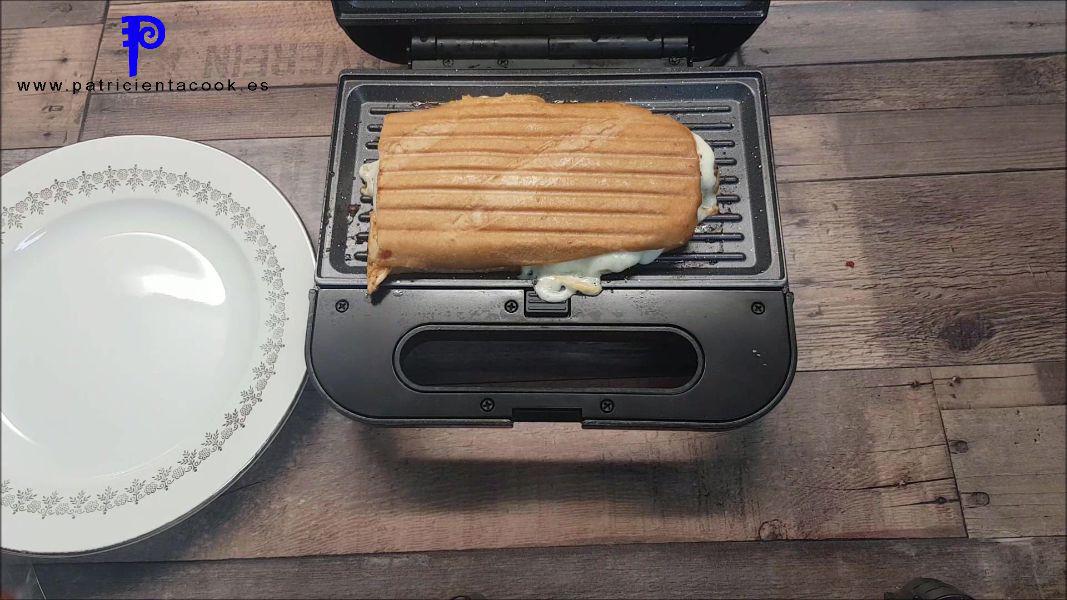 Bocadillo de pollo, bacon y queso sin gluten en sandwichera 3 en 1 de cecotec.