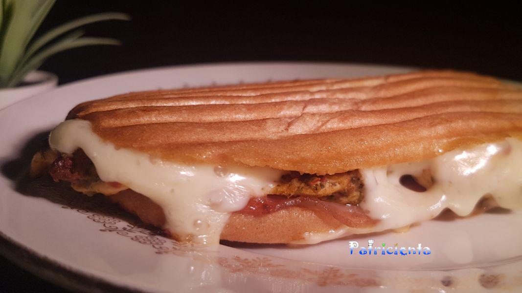 Bocadillo de pollo, bacon y queso sin gluten en sandwichera 3 en 1 de cecotec.