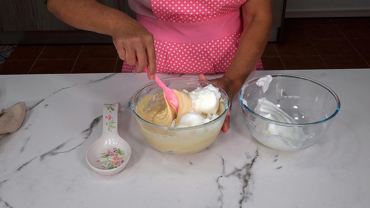 MAGDALENAS DE YOGUR. Una receta muy fácil que te va a sorprender, por su textura muy esponjosa y jugosa - Loli Domínguez - Foto 6