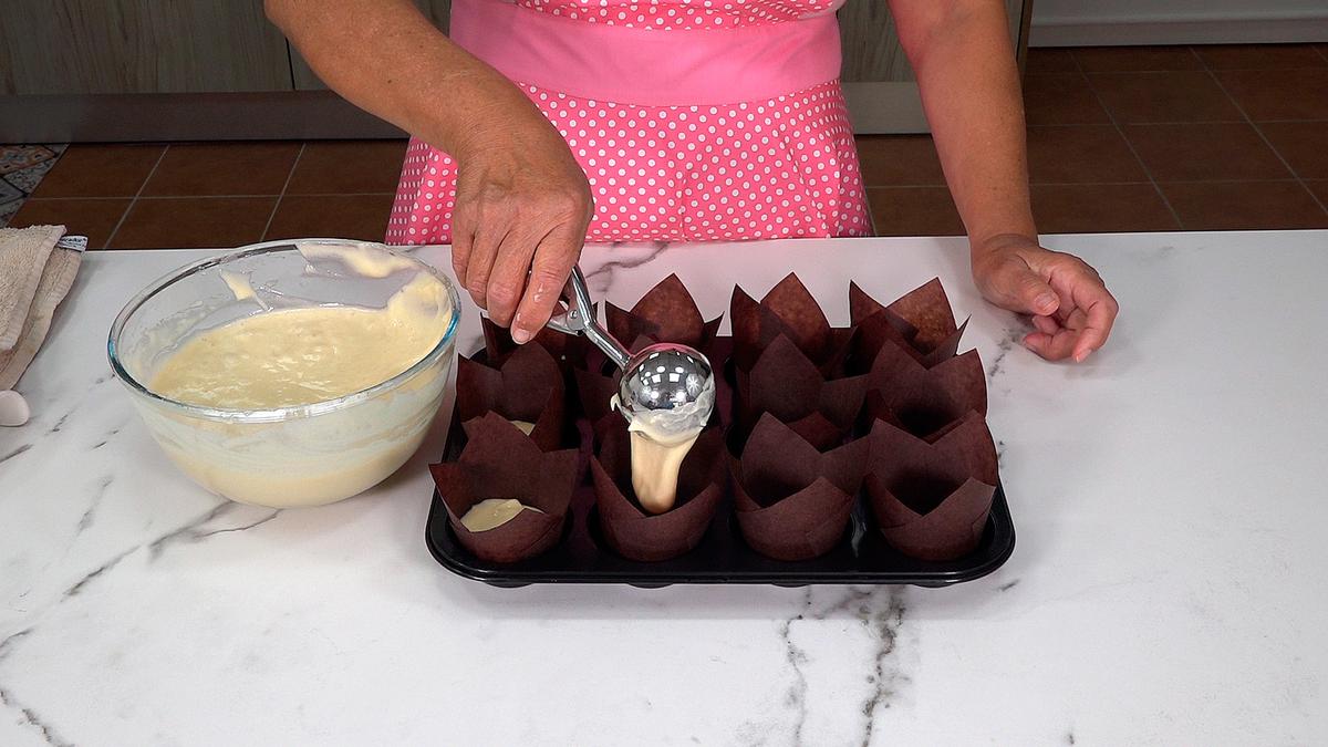 MAGDALENAS DE YOGUR. Una receta muy fácil que te va a sorprender, por su textura muy esponjosa y jugosa - Loli Domínguez - Foto 7