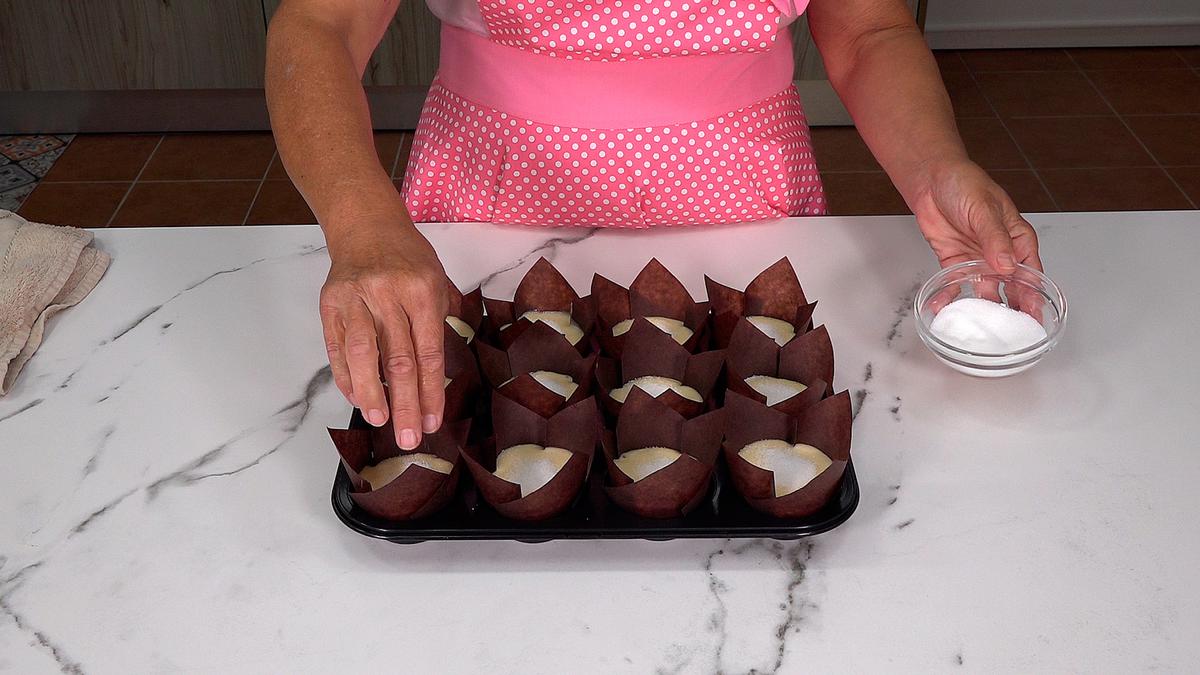 MAGDALENAS DE YOGUR. Una receta muy fácil que te va a sorprender, por su textura muy esponjosa y jugosa - Loli Domínguez - Foto 8