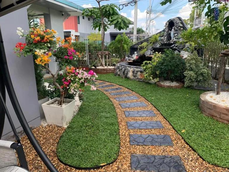 Diseño de patio lateral con adoquines oscuros