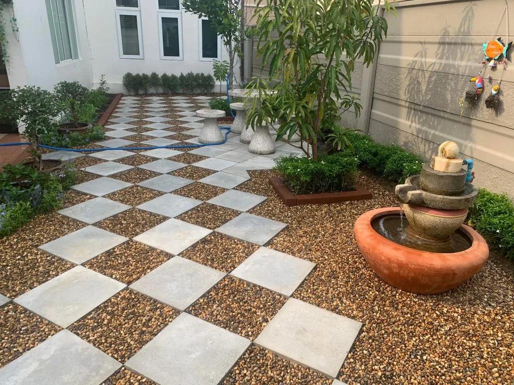 Ventajas y desventajas de decorar un patio con adoquín y grava