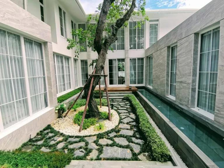 Diferentes tipos de instalación de adoquines y grava en patios