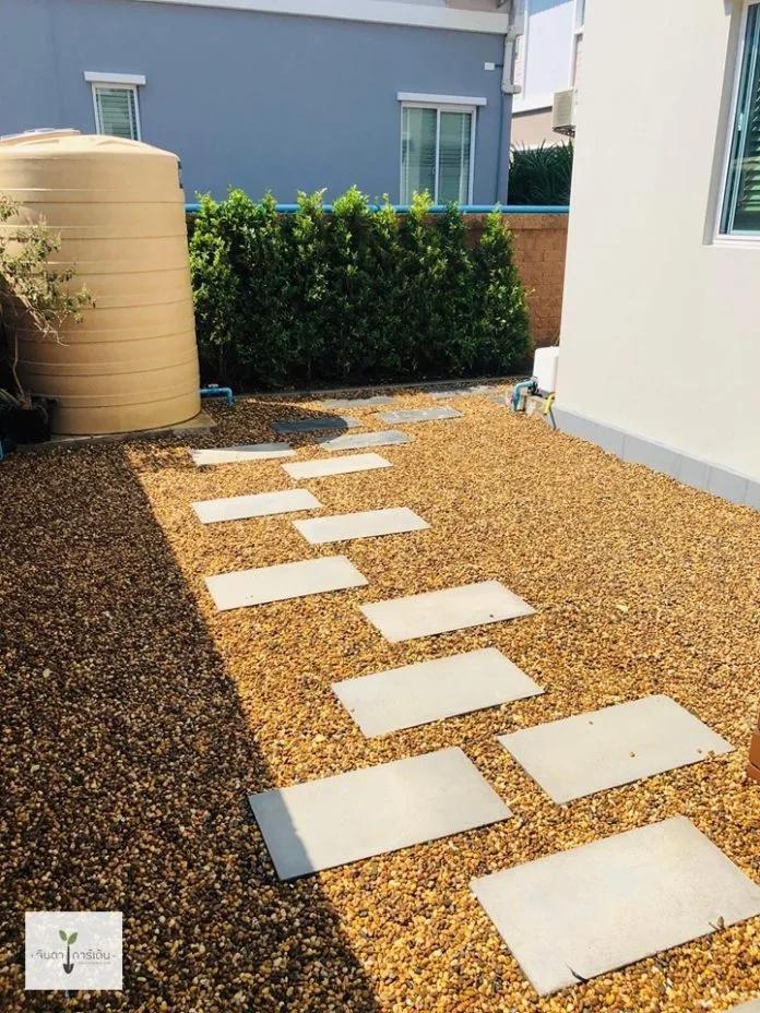 Ideas para embellecer patios laterales con adoquines y camino de grava