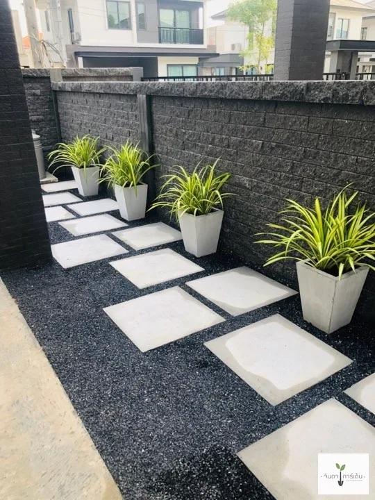 Patios laterales modernos con adoquín y grava