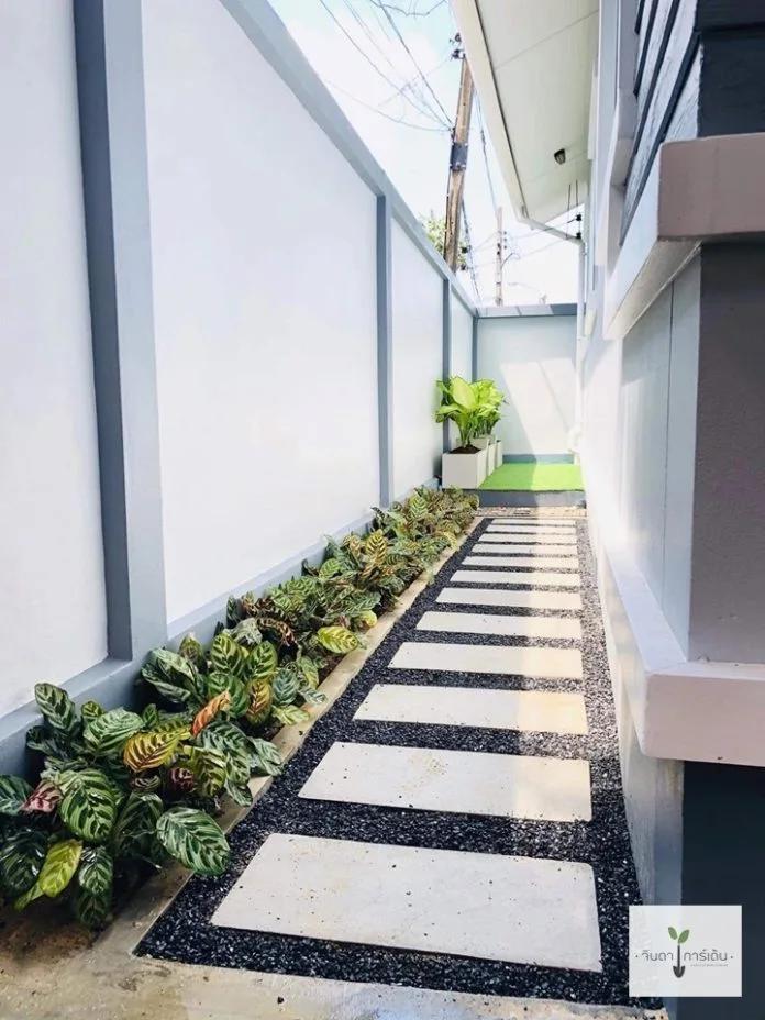 Patios laterales modernos con adoquín y grava