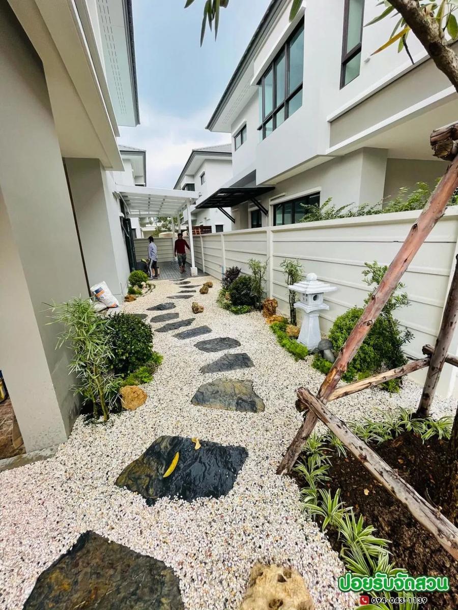 Decoración de patios laterales con grava blanca