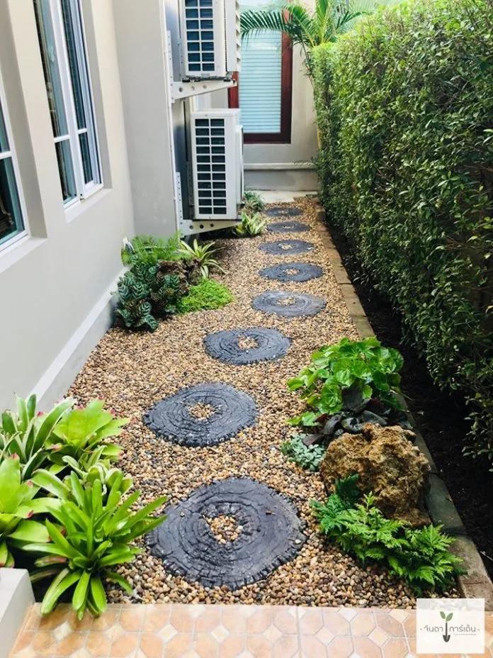 Diseño de patio lateral con adoquines oscuros