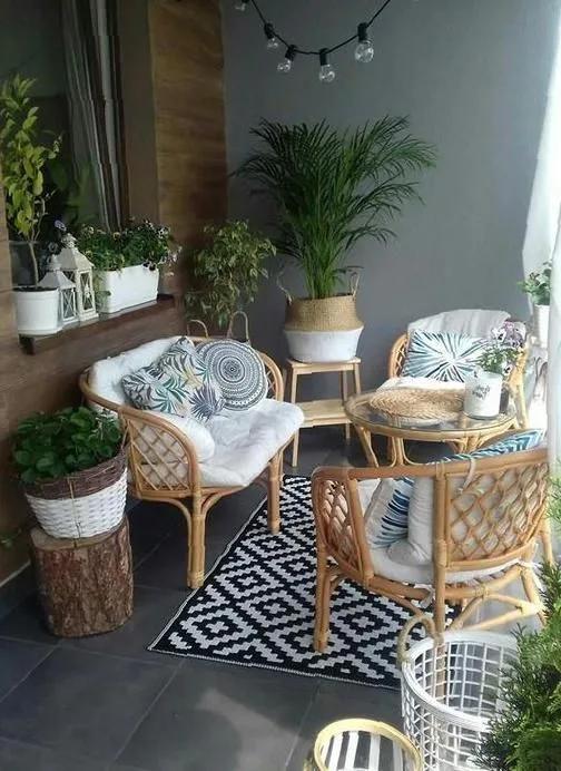 Coloca tus macetas sobre bancos en un balcón