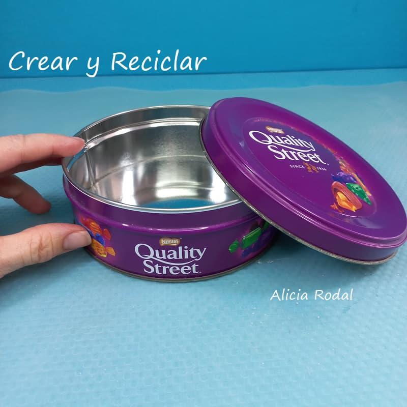 Como hacer hermosas manualidades para decorar tu casa y al mismo tiempo con varias funciones, tan solo con reciclaje. Con una lata grande de galletas o caramelos con su tapa, 2 manteles individuales de madera o bambú y la tela de yute de un saco de patatas, vamos a hacer una bella decoración para el salón, la cocina o el baño. DIY